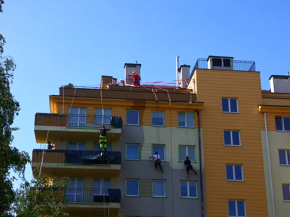 Alpiniści myjący elewację bloku w Warszawie metodą alpinistyczną – ALPIFLEX