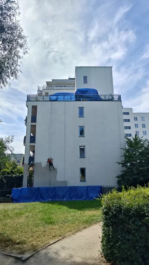 Mycie elewacji budynku w Warszawie metodą alpinistyczną – ALPIFLEX