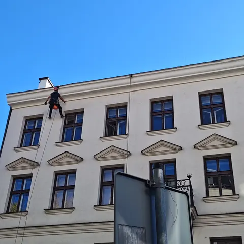 Renowacja elewacji kamienicy w Warszawie – alpinista przy pracy – ALPIFLEX